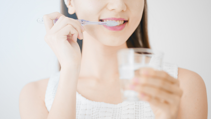 歯周病ケアのために丁寧に歯磨きをする女性
