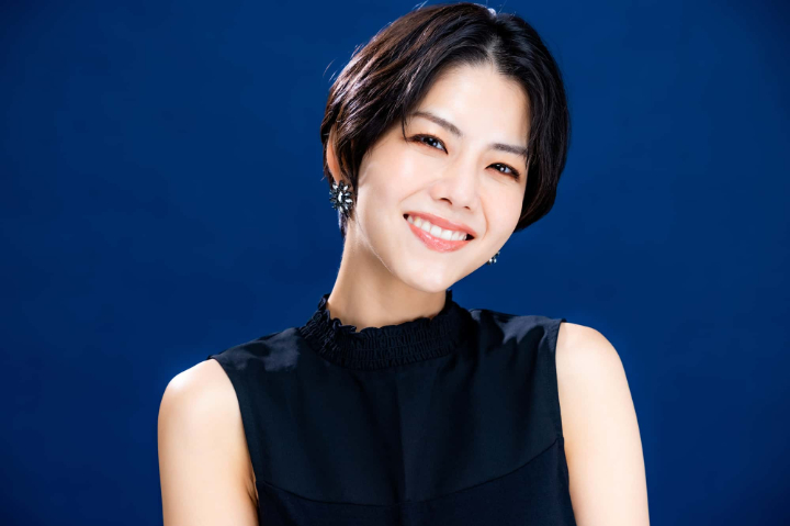 マウスピース矯正が成功して笑顔の女性
