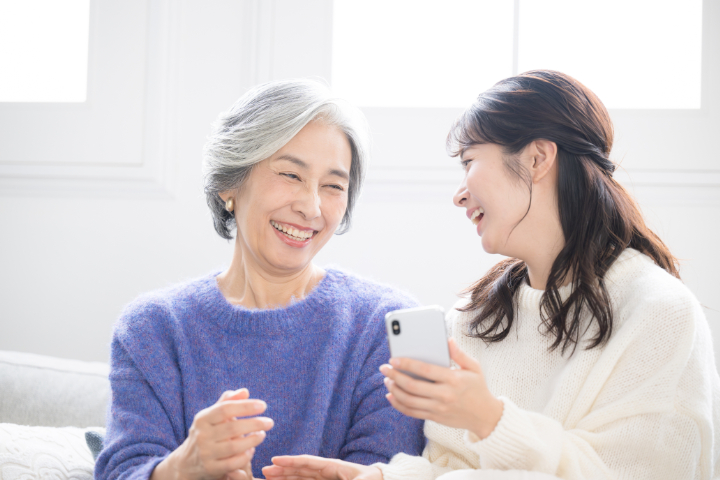 自費の入れ歯で快適に生活する高齢女性