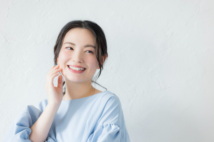 歯周病ケアをして健康な口腔内を保つ女性