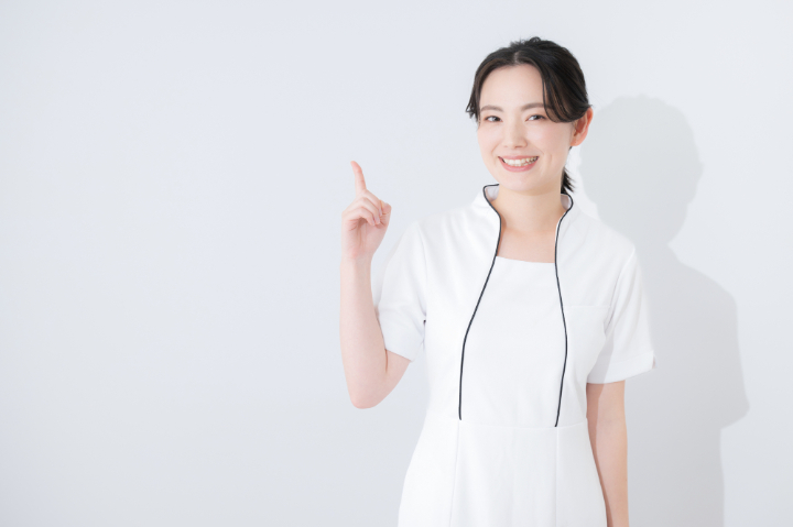 子どもの歯科検診が重要な理由を説明する歯科衛生士