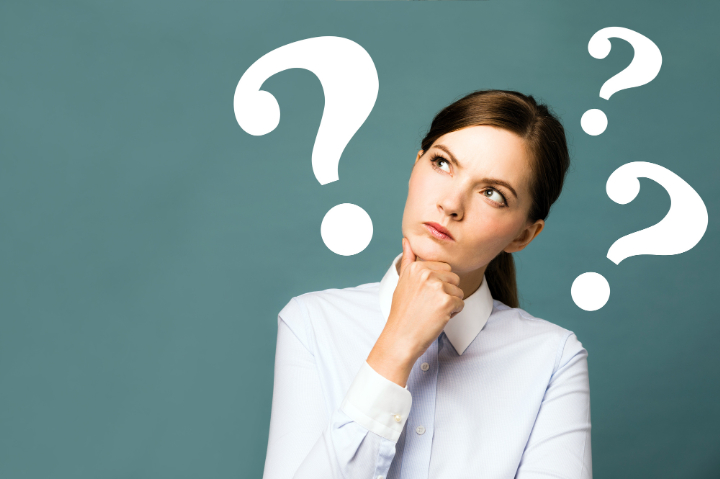 ワイヤー矯正とマウスピース矯正の違いを比較している女性