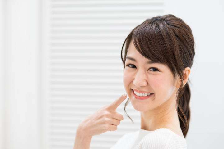 歯列矯正をして歯並びが整い笑顔になる女性