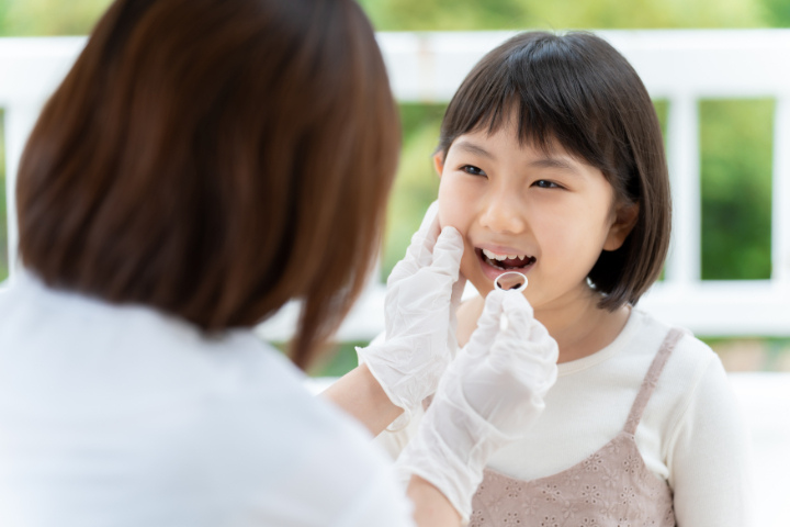 出っ歯になるのを防ぐために歯科検診に通う子ども