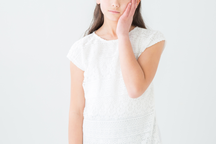 出っ歯矯正は何歳から受けられるのか考える子ども