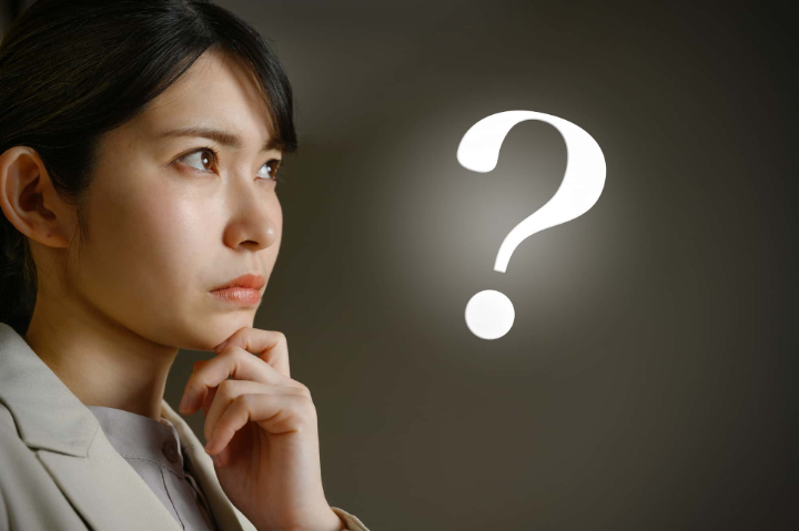 虫歯があってもマウスピース矯正はできるか考える女性