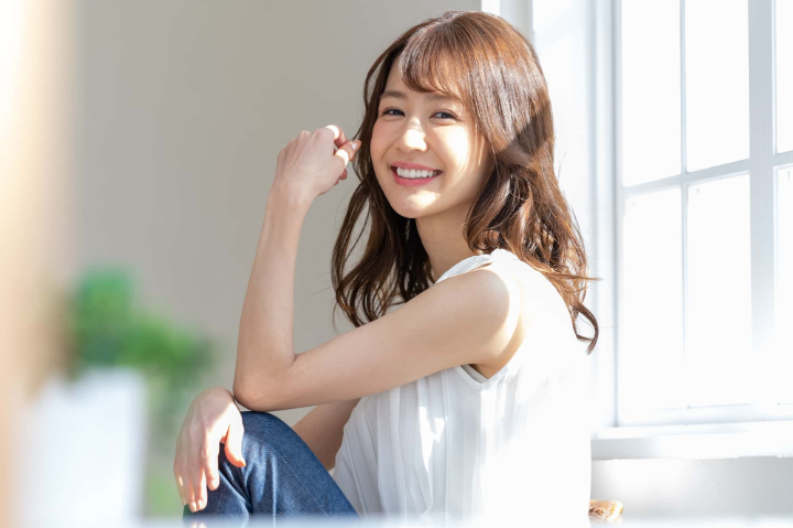 マウスピース矯正で綺麗な歯並びになって笑顔の女性