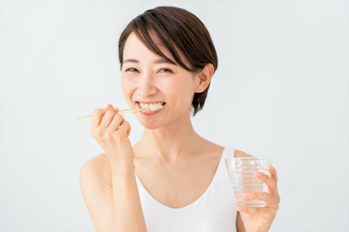 自宅でブラッシングをする女性