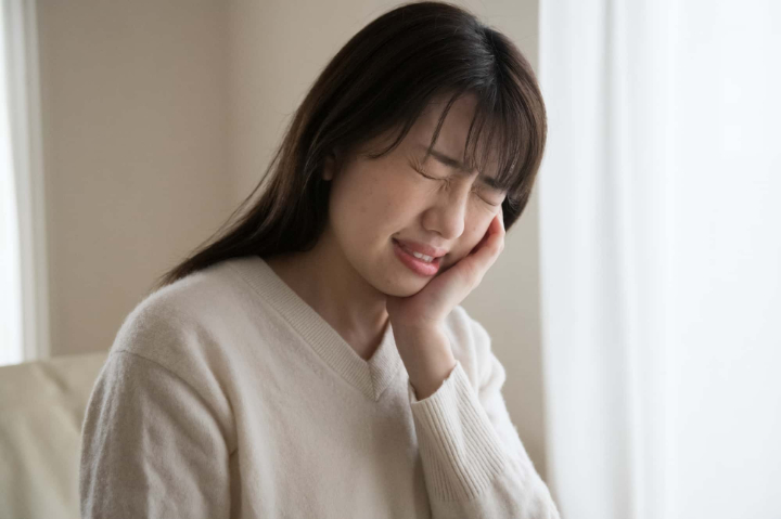 マウスピース矯正中に虫歯になった女性