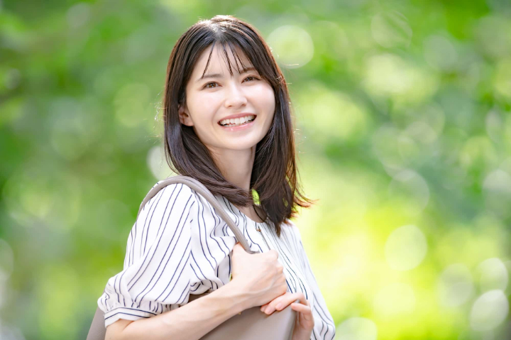 歯の矯正をして綺麗な歯並びで笑う女性