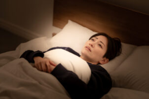 虫歯が痛くて眠れない女性