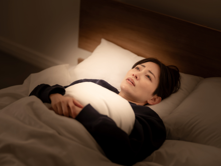虫歯が痛くて眠れない女性