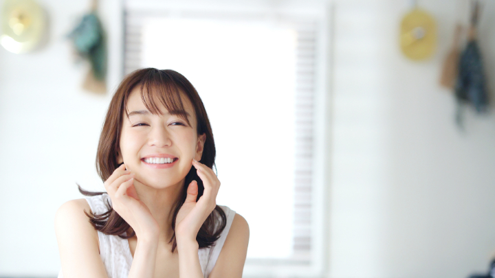 ホームホワイトニングで歯が白くなり喜ぶ女性