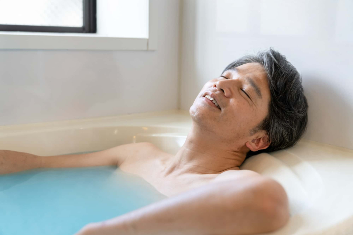 仕事のストレスを入浴で解消している男性
