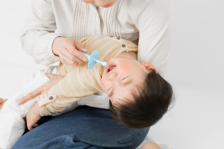 歯磨きを嫌がって泣く子ども