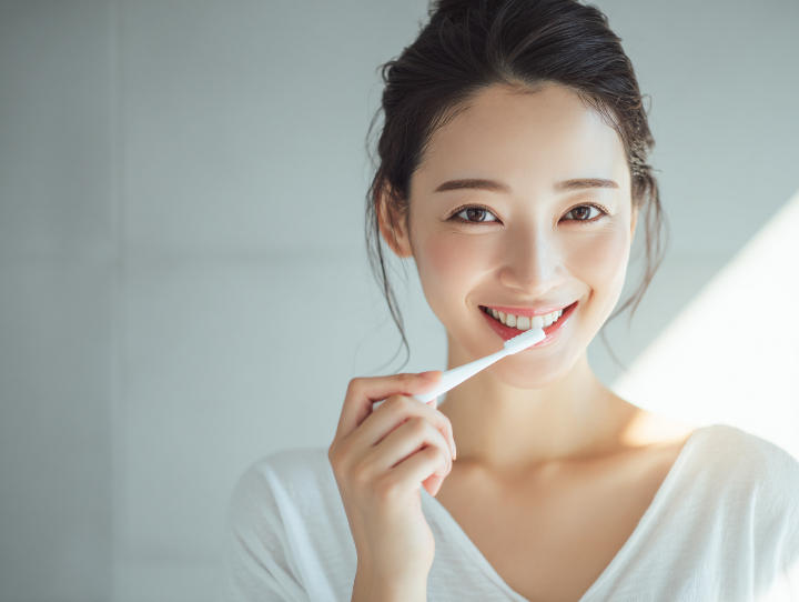 歯を失うのを予防するため丁寧に歯磨きをする女性