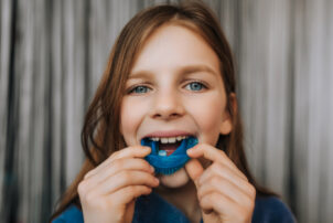 マイオブレースのマウスピースを装着する子ども