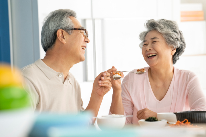 入れ歯を調整して快適に食事を楽しむ高齢夫婦