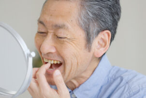 入れ歯が外れやすくなり気になる高齢男性
