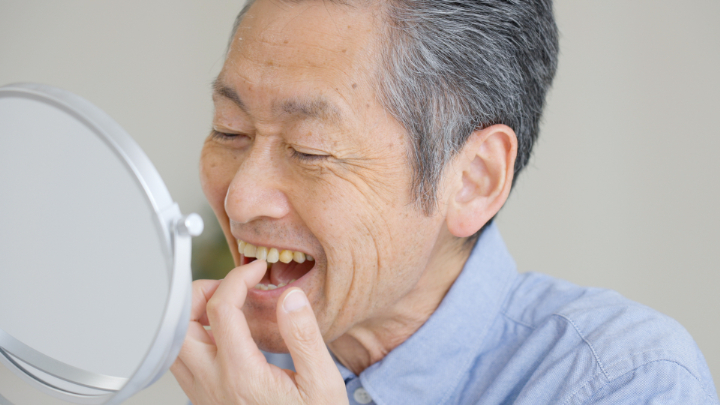 入れ歯が外れやすくなり気になる高齢男性