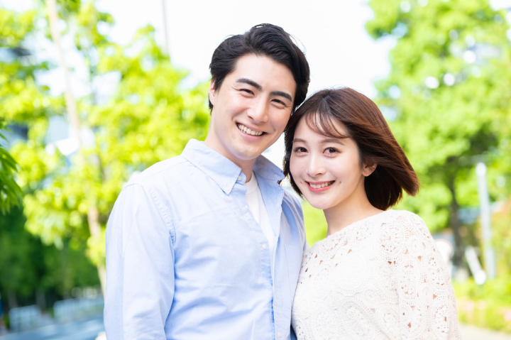 笑顔で寄り添う男女