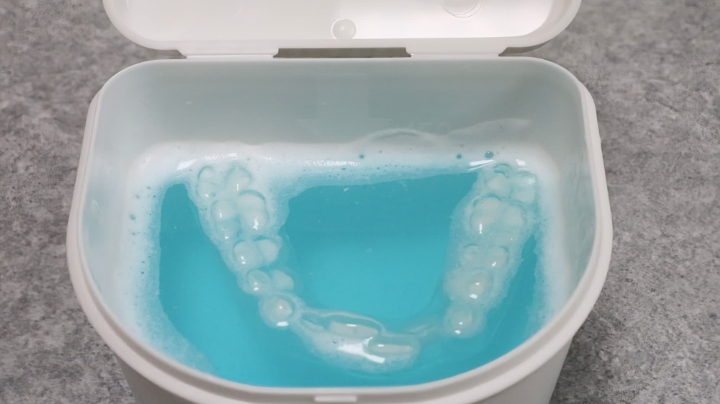 専用の洗浄剤に浸けたマウスピース