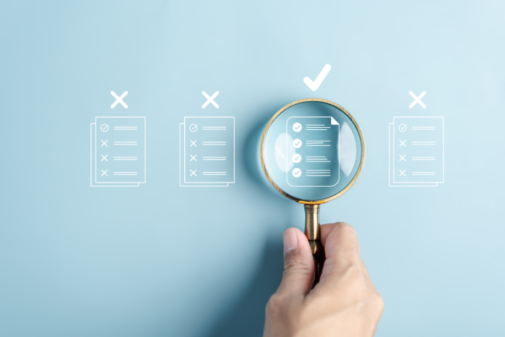 歯列矯正の方法の選び方について説明する様子