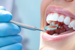 歯列を整えるため矯正方法を相談する女性