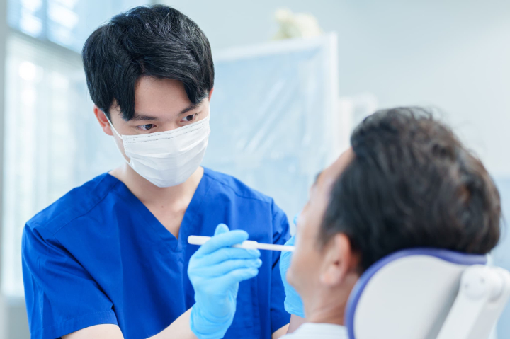 セラミックの歯がしみて歯科医に確認してもらう患者