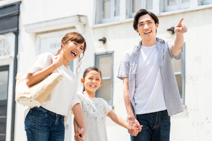手を繋ぎお出かけを楽しむ親子