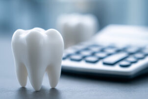 歯のオブジェと電卓