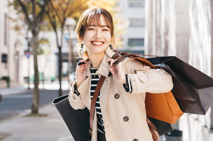 買い物を楽しむ笑顔の女性