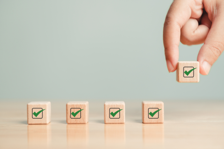 自分に合った歯の詰め物(インレー)を選んでいる