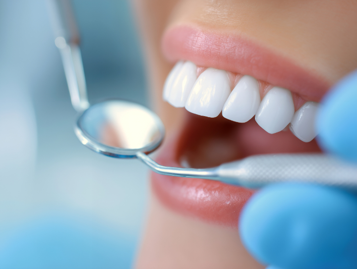 痛みを予防するために定期検診を欠かさない女性