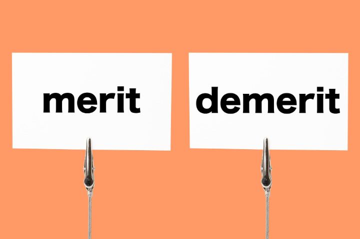 メリットとデメリットと英語で書かれた札