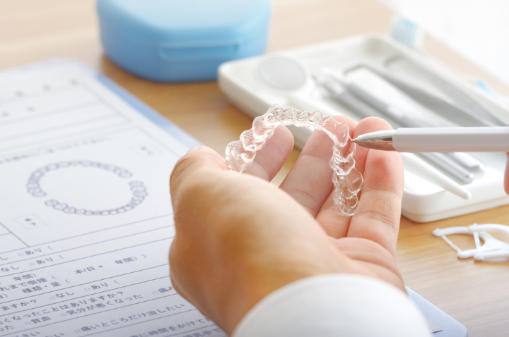 マウスピースが割れたため、歯科医師にみてもらっている