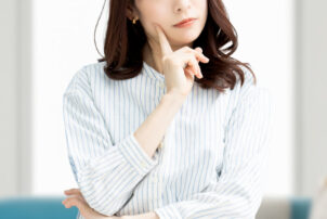 セラミック治療は金属アレルギーでも受けられるのか考える女性