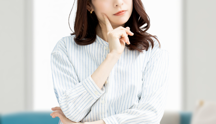 セラミック治療は金属アレルギーでも受けられるのか考える女性