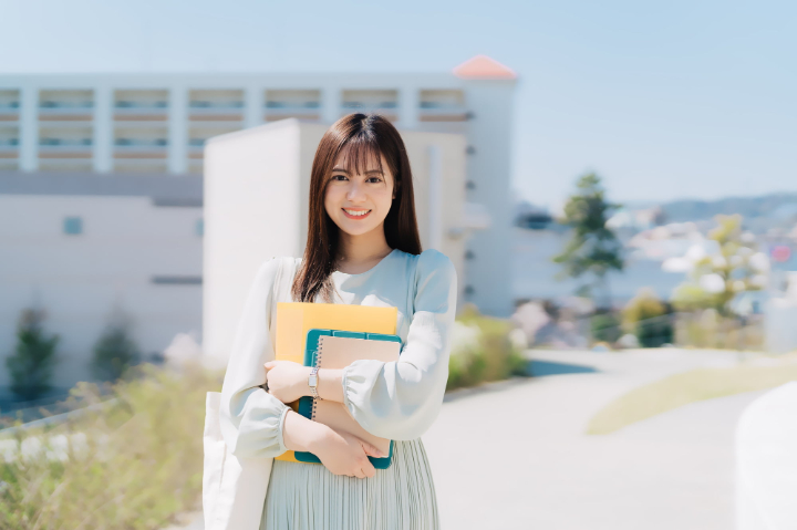 矯正治療で美しい歯ならびになった女性