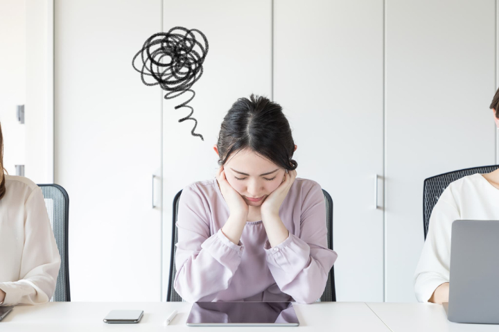 歯ぎしりの原因になるストレスを仕事で感じている女性