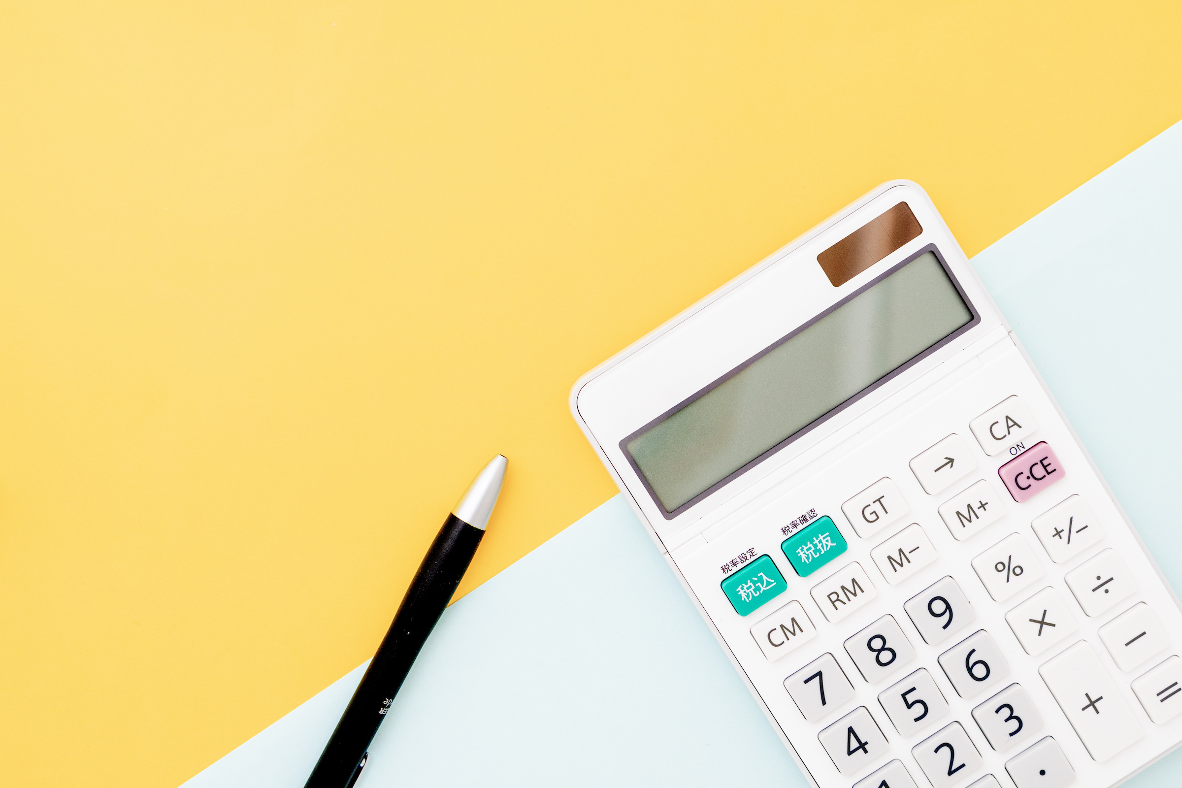 カラフルな背景と白い電卓