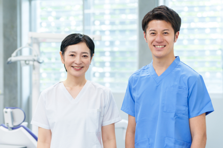 前歯をセラミックにする治療の流れを説明する歯科医師たち