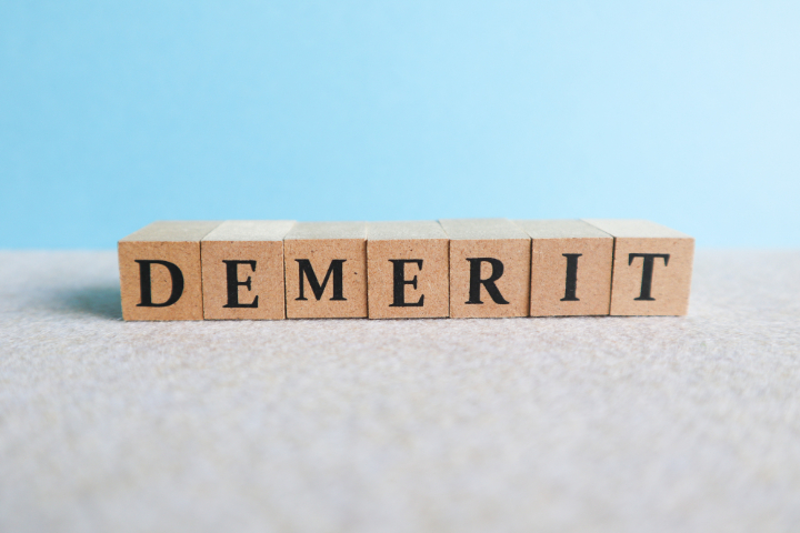 前歯の治療をセラミックで行うデメリット