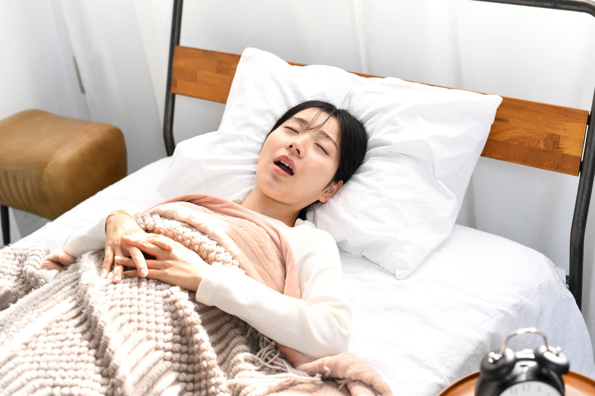 矯正治療後の後戻りの原因になる口呼吸をしながら眠る女性