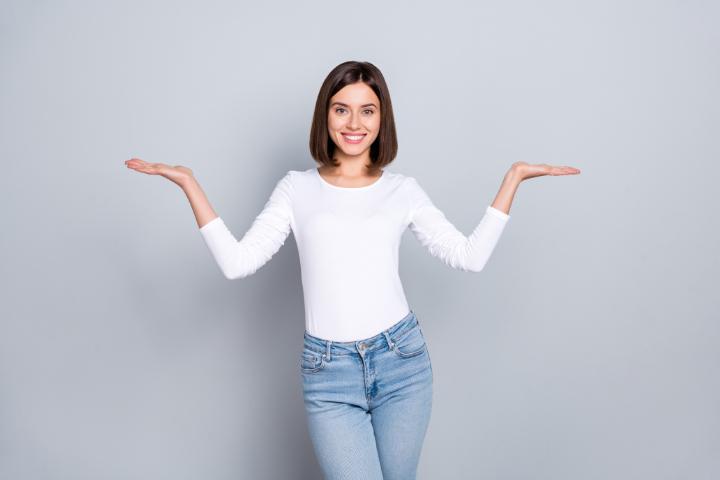 保険診療と自費診療の歯のクリーニングの違いを比較する女性