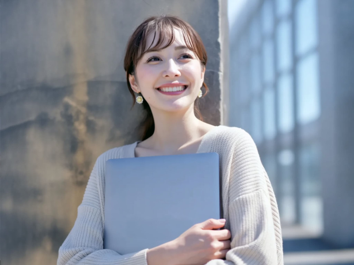 矯正後の後戻りを防ぎ整った歯並びで笑う女性