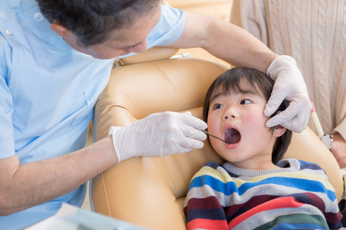 歯科ですきっ歯を診てもらっている子ども