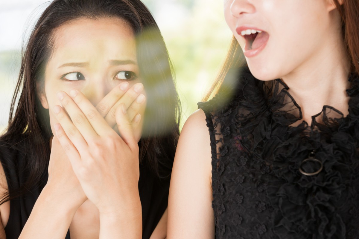 セラミックの歯から口臭が出ている女性