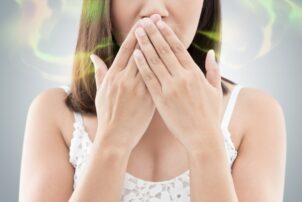 セラミックの歯から口臭が出ている女性