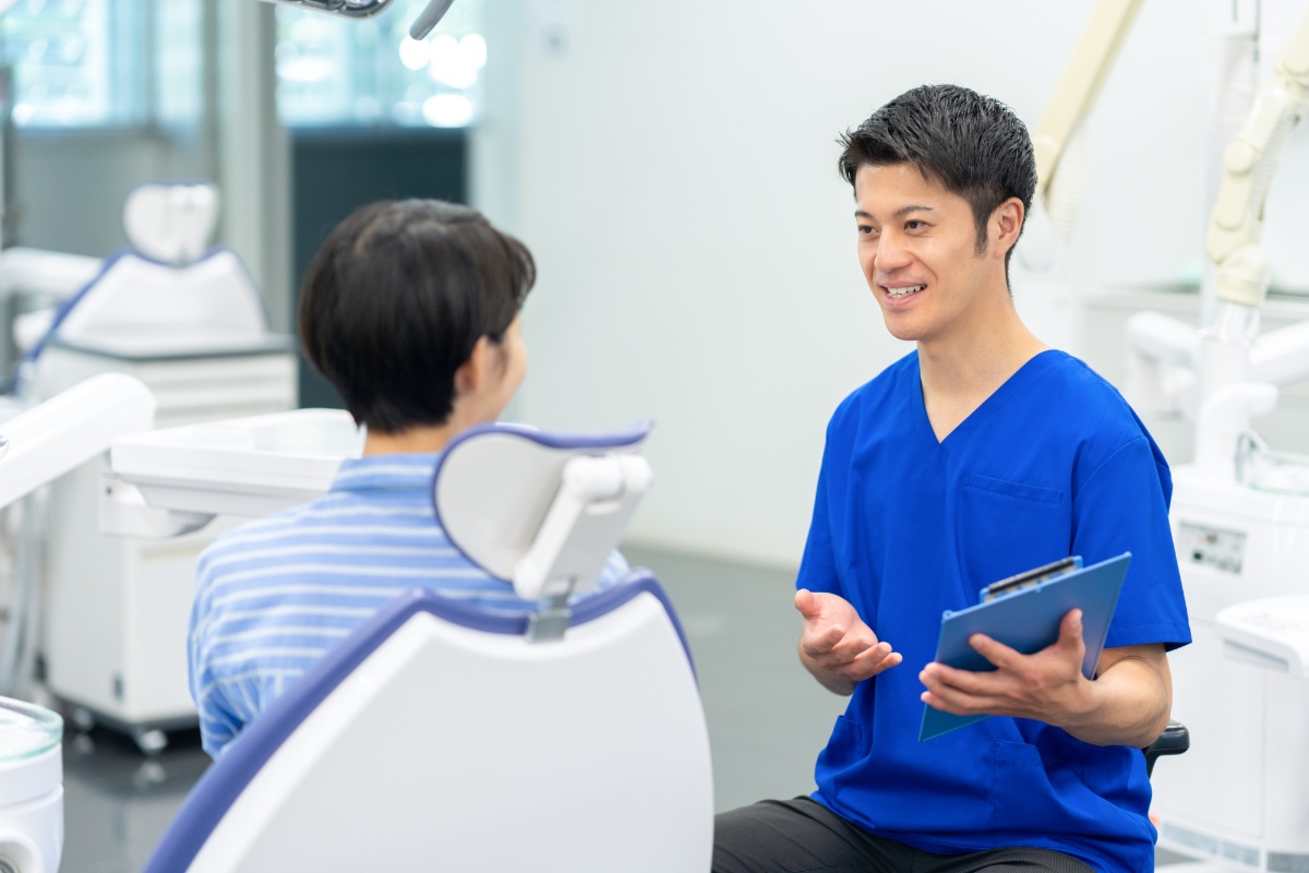 定期的に歯科医の診察を受ける矯正中の患者